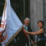Il Sindaco di Monza Michele Faglia riceve dall'Ambascitore del Giappone in Italia il Gonfalone dalla WAMSB. Verrā consegnato alla fine della manifestazione alla cittā che la ospiterā nel 2004